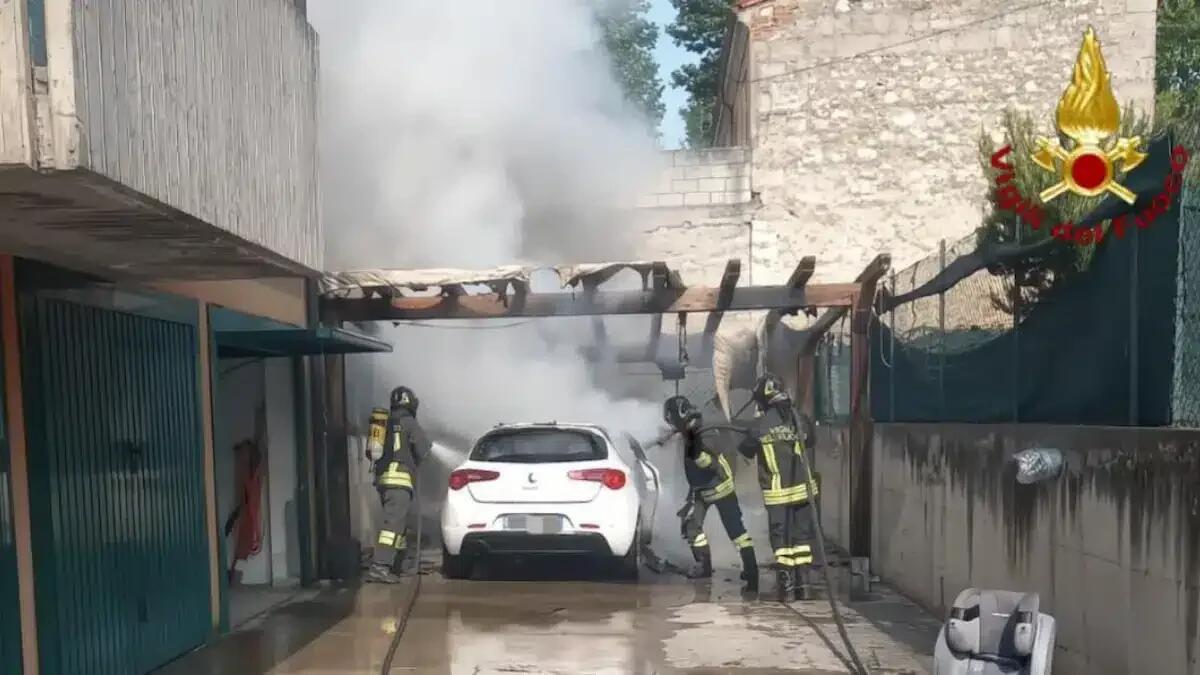 Auto parcheggiata prende fuoco: fiamme avvolgono anche la tettoia, ustionato il proprietario - 