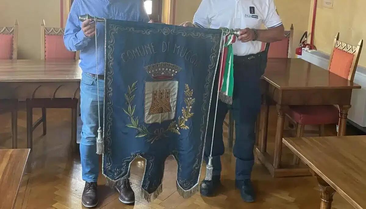 Muggia: ritrovato un gonfalone storico dimenticato da vent’anni in un armadio del Comune - 
