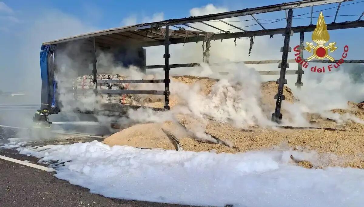 Camion in fiamme sull'A4: traffico deviato e code chilometriche - 