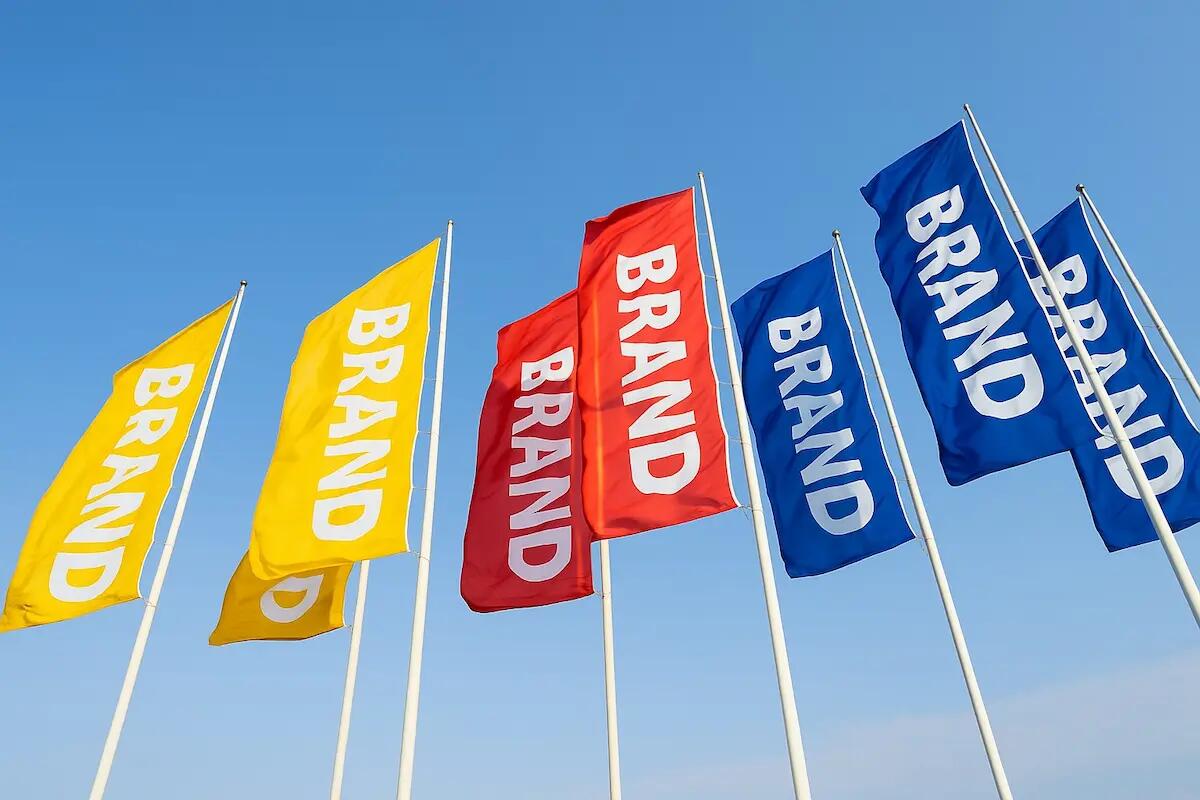 Bandiere e gonfaloni brandizzati come strumenti di visibilità aziendale - 