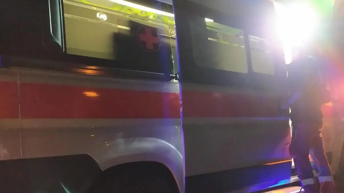 Rissa tra senzatetto finisce nel sangue: ferito gravemente al volto un clochard di 25 anni - 