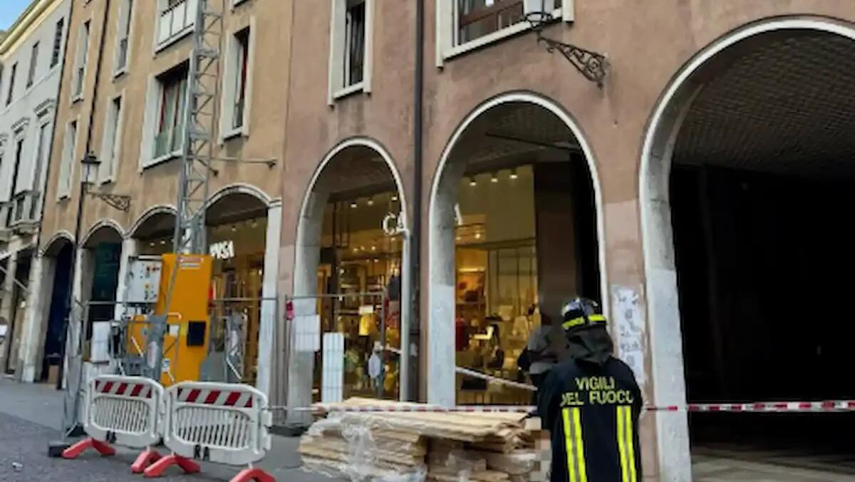 Tragedia sfiorata in pieno centro: asse di legno precipita da un cantiere e colpisce un passante - 