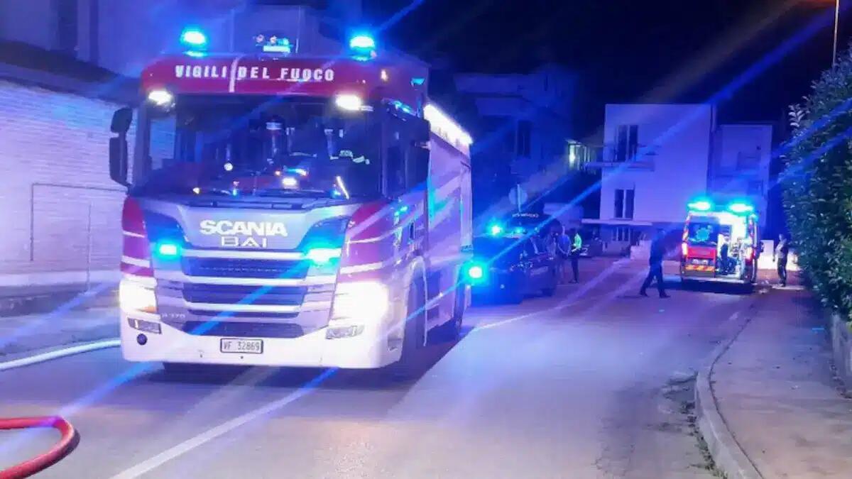 Scoppia un incendio nella notte: fiamme distruggono la mansarda, trovata morta soffocata una donna - 