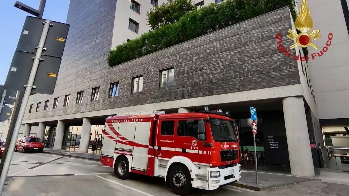 Incendio nella notte in un hotel: tutti gli ospiti evacuati, fiamme dal locale tecnico - 