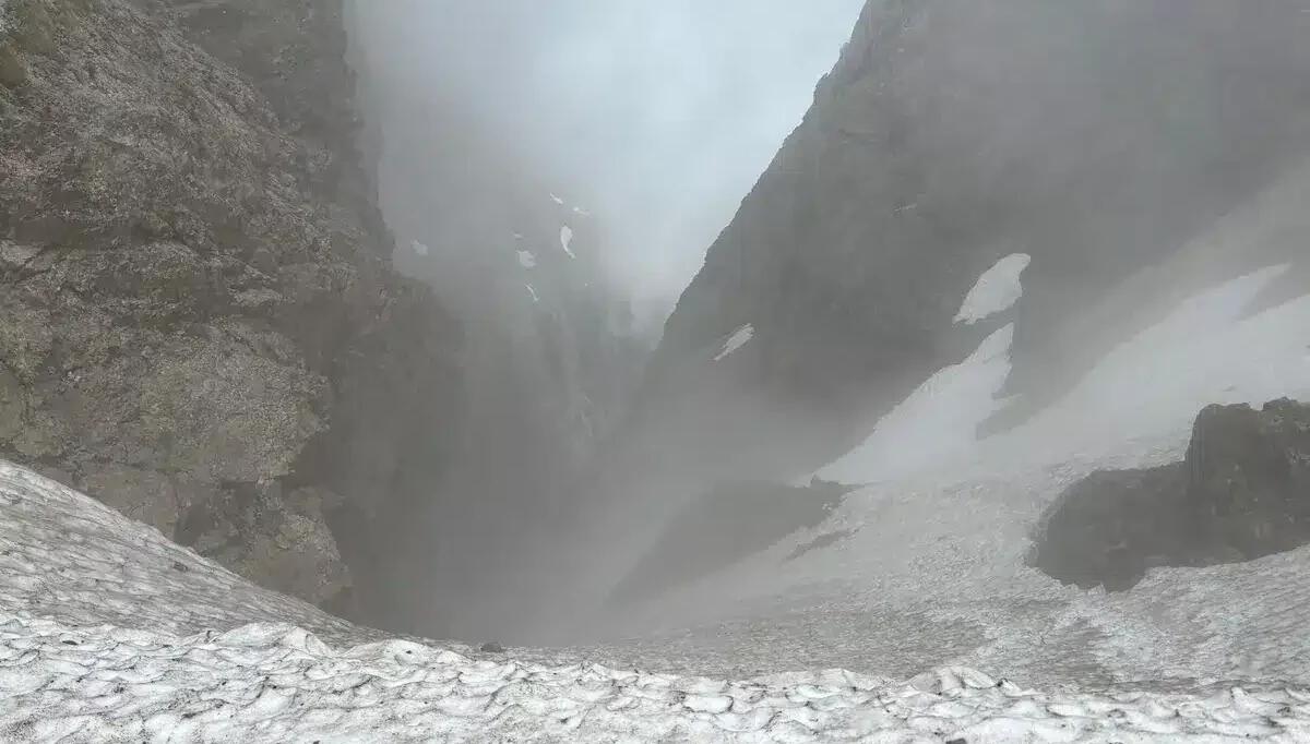 Nuvole basse e tanta neve: due escursionisti appena maggiorenni rimangono bloccati in bivacco - 