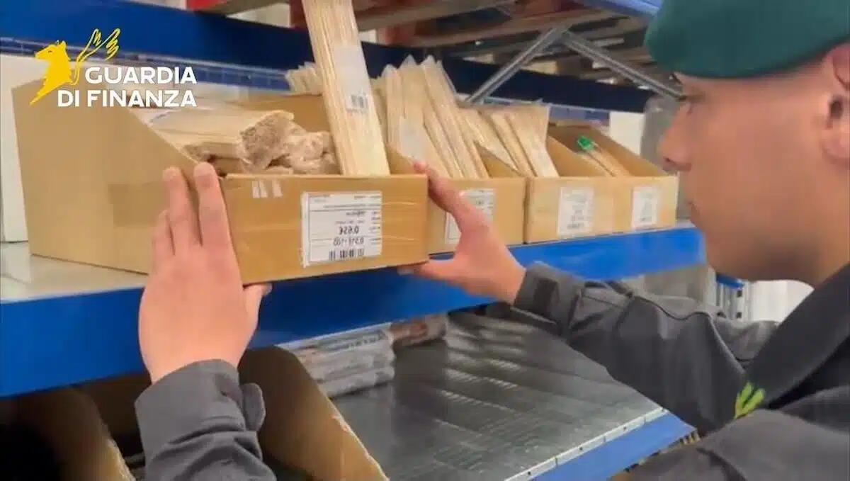 Azienda grossista vendeva prodotti per alimenti non sicuri: sequestrati 7,5 milioni di articoli - 