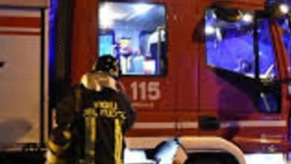 Appicca l'incendio e poi scappa, paura nella notte in via Rossetti a Trieste: evacuata l'intera palazzina - 