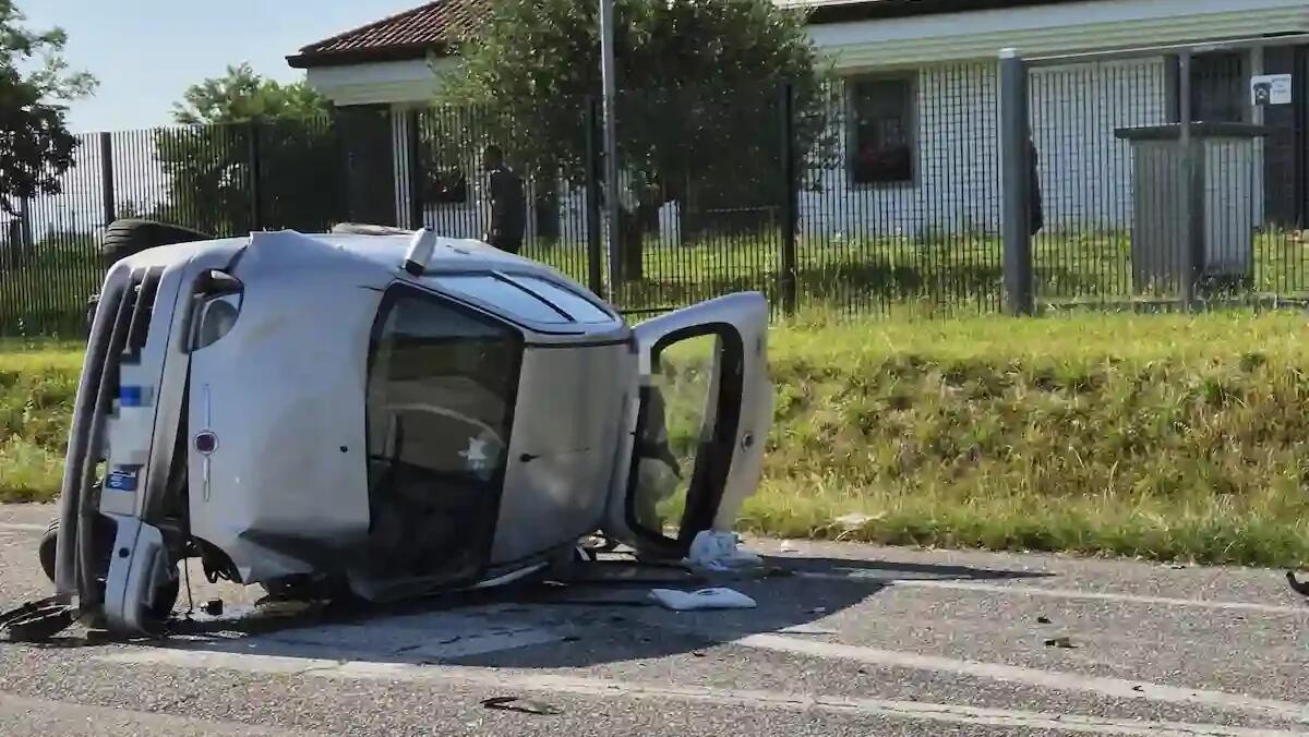 Pauroso scontro tra due auto lungo la SP60 a Pasian di Prato: una si ribalta sul fianco - 