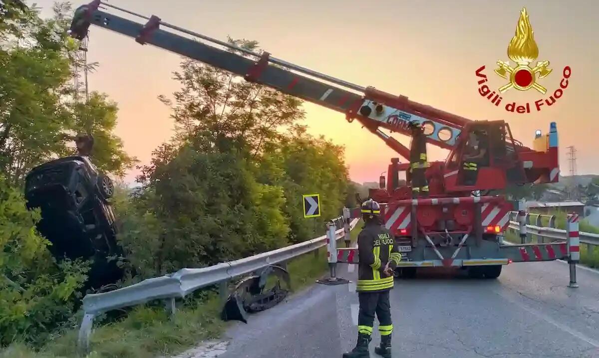 Incidente notturno sulla SR 251, auto finisce nella boscaglia: recuperata dai pompieri con l'autogru - 