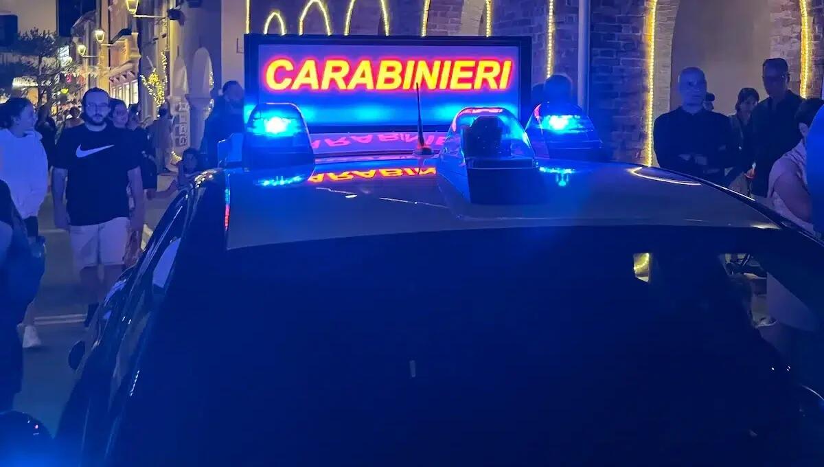 Picchiano e derubano un 58enne invalido nel parcheggio di una discoteca: denunciati due giovani - 