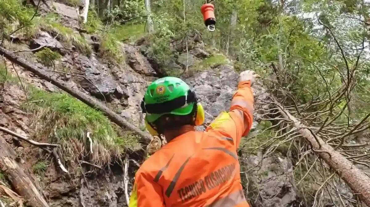 Escursionisti si perdono e finiscono in un punto pericoloso: a Sappada soccorsi in azione per salvarli - 