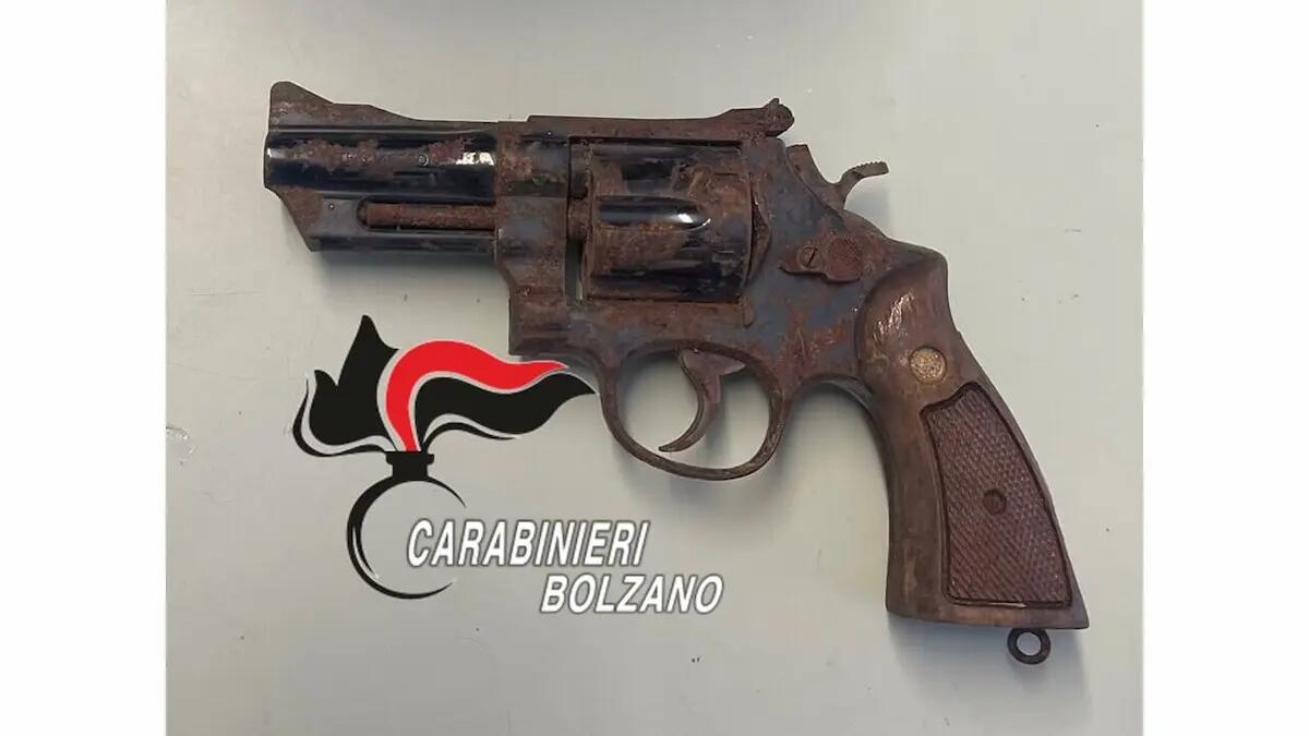 Pistola rubata ritrovata, era stata nascosta tra i cespugli: risale a un furto in abitazione del 2024 - 