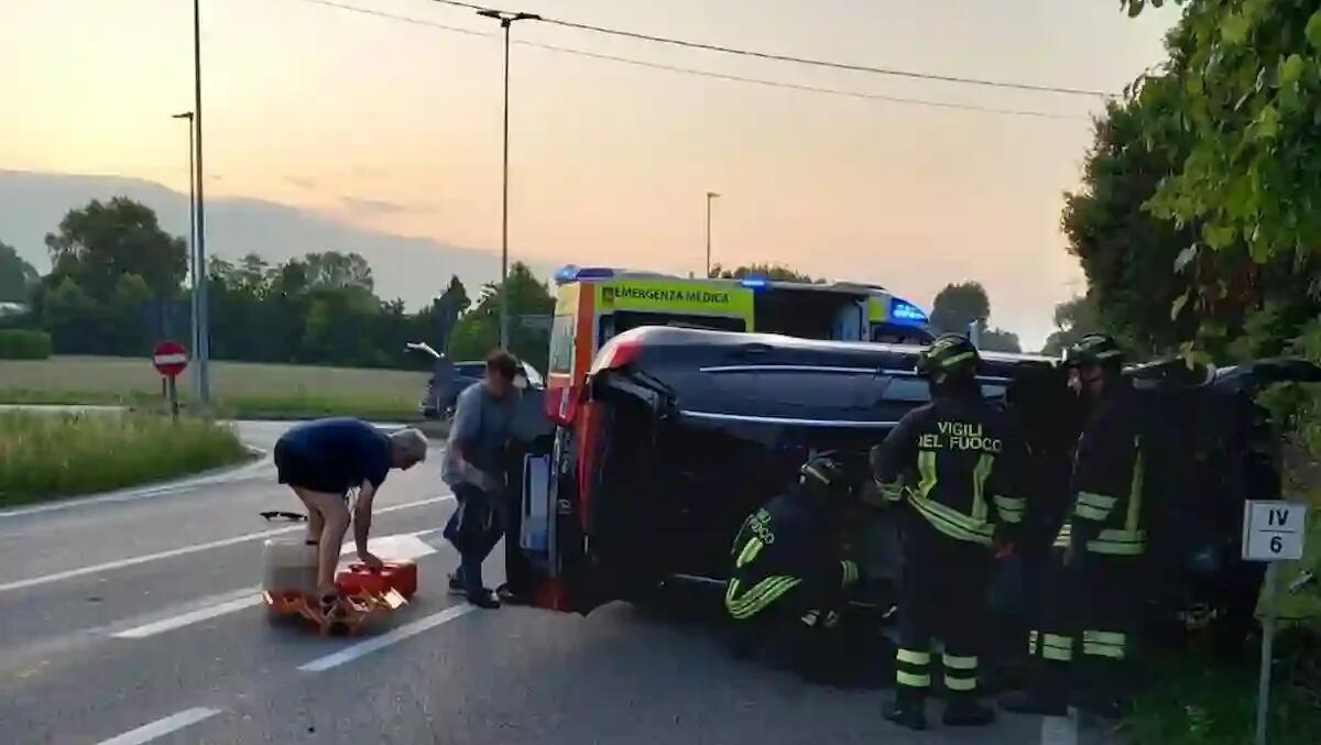Violento scontro tra due auto sulla Treviso Mare, uno dei veicoli si ribalta dopo l'impatto: quattro feriti - 