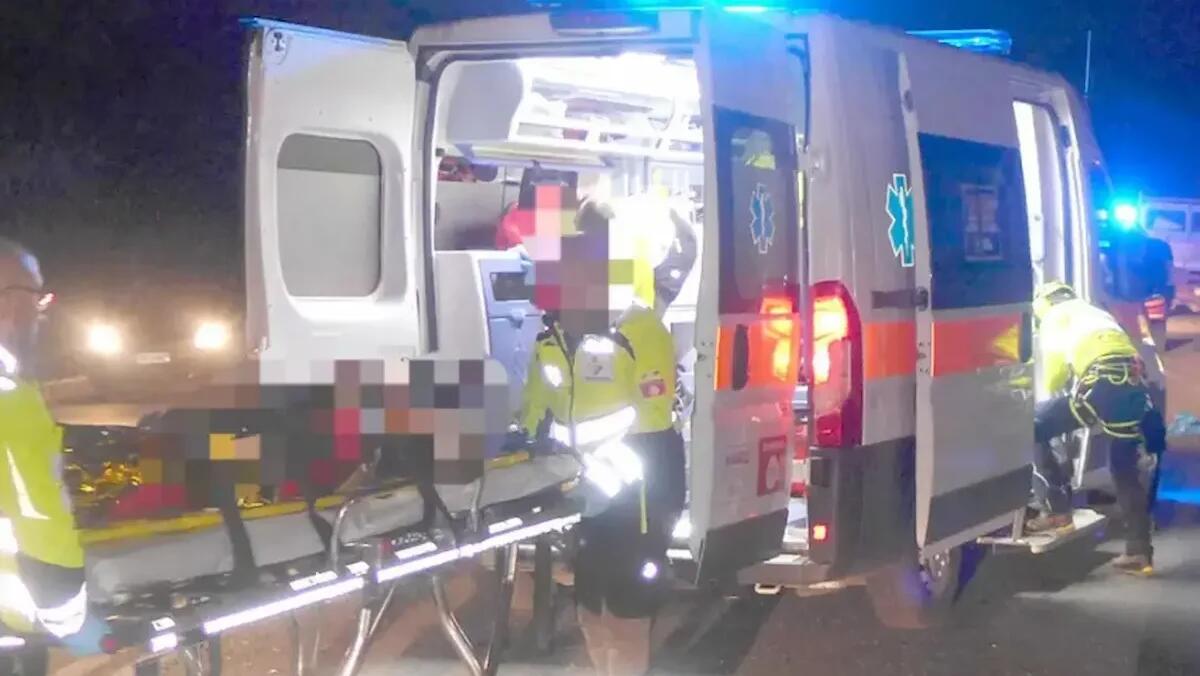 Esce in bici per un’escursione serale: precipita lungo una scarpata e si schianta, muore a 52 anni - 