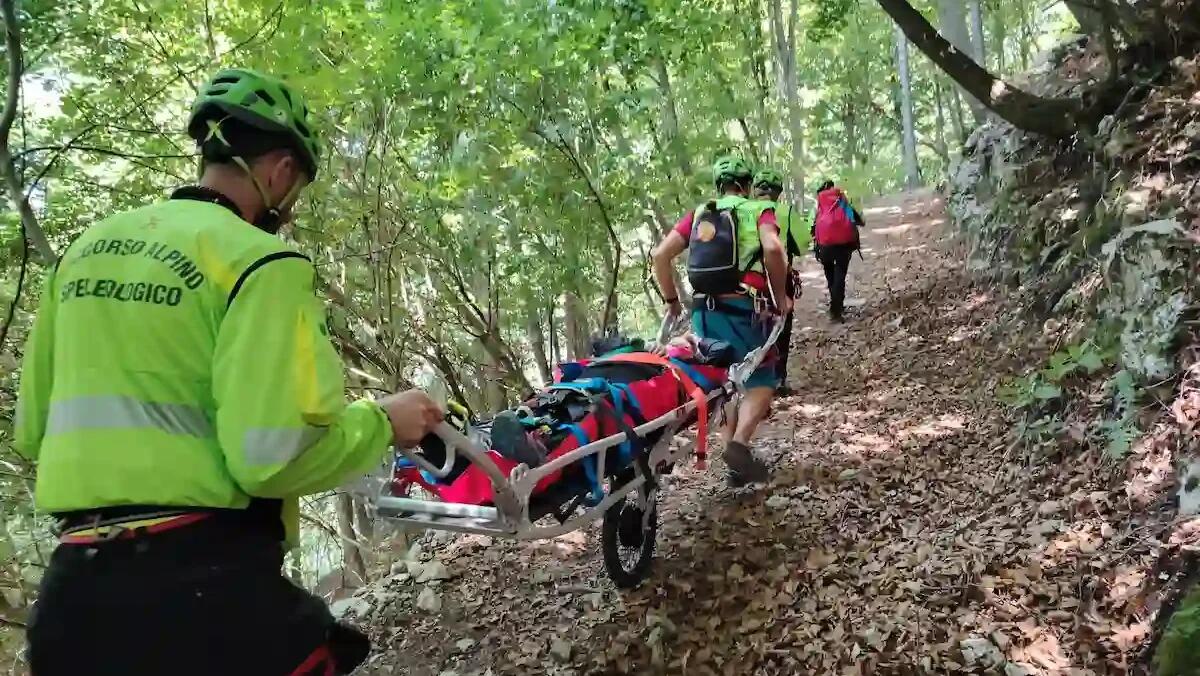 Infortunio sul Monte Cimone, una donna scivola sul sentiero: si frattura la caviglia - 