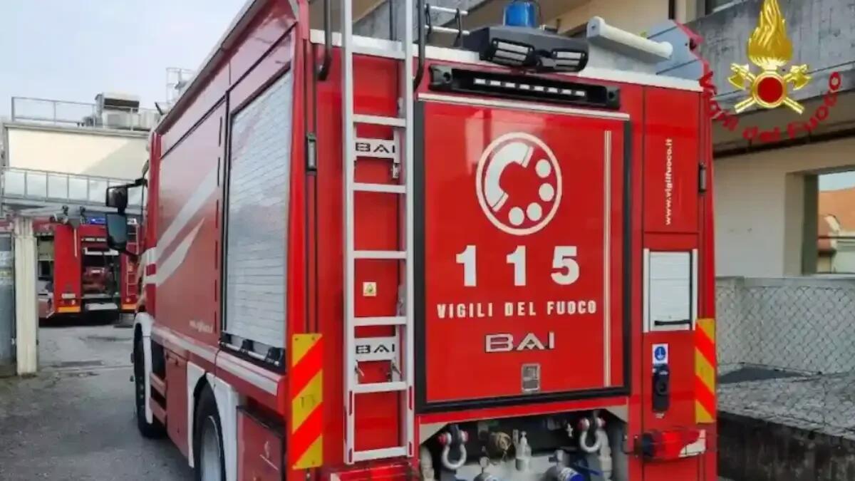 Lavatrice in fiamme nello scantinato: imprenditore scende per spegnere l’incendio e muore intossicato - 