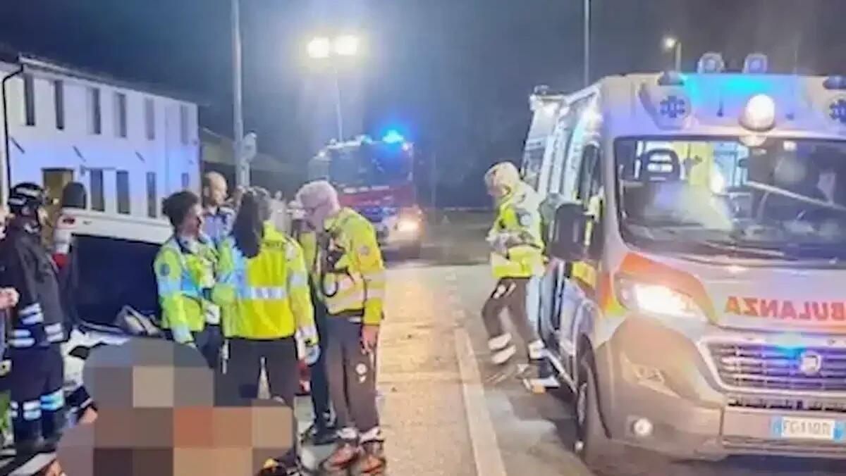 Tragedia nella notte a Udine: perde il controllo della moto ed esce di strada, Andrea muore a soli 18 anni - 