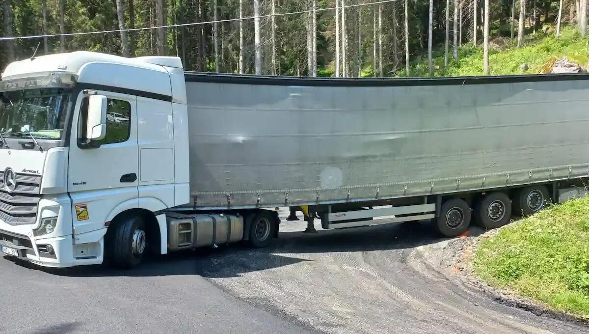 Autoarticolato bloccato su un tornante: chiusa la strada del Passo San Pellegrino - 