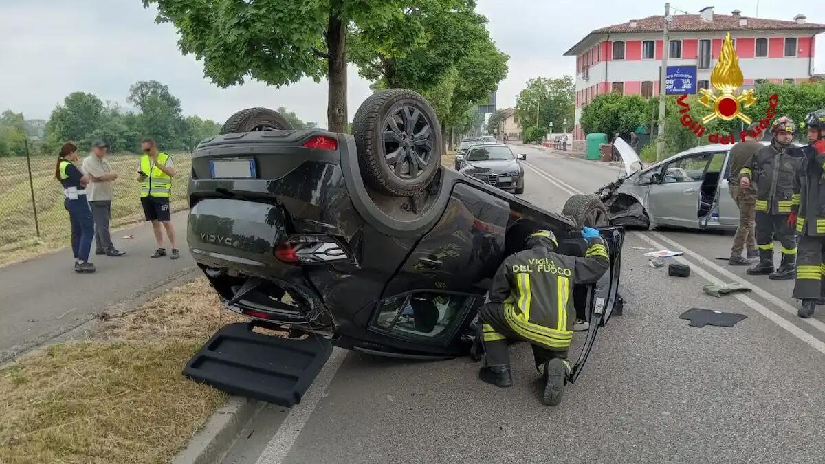 Sbanda con l'auto, centra un'altra vettura e finisce ribaltato: 80enne estratto dalle lamiere - 