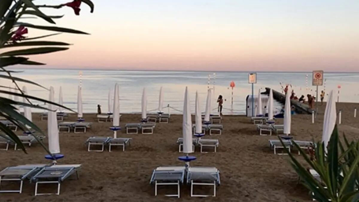Notte di vandalismo sulla spiaggia di Caorle, ombrelloni e lettini distrutti: indaga la Procura - 