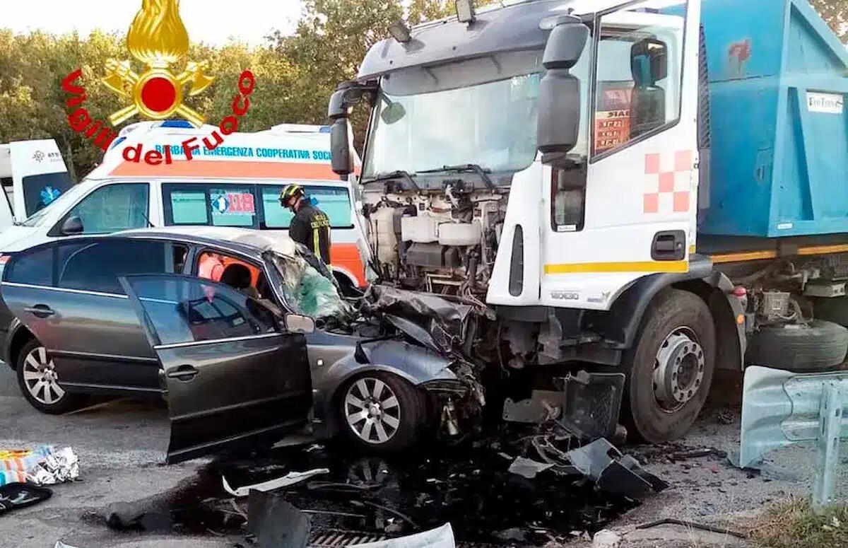 Terribile schianto tra auto e camion, due feriti liberati dai pompieri: elitrasportati all'ospedale - 