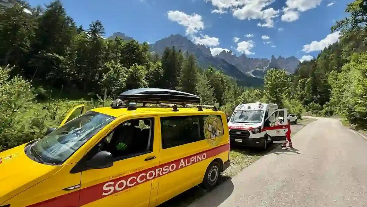 Escursionisti aggrappati alla roccia e a una pianta e malore per una donna: doppio intervento in montagna - 