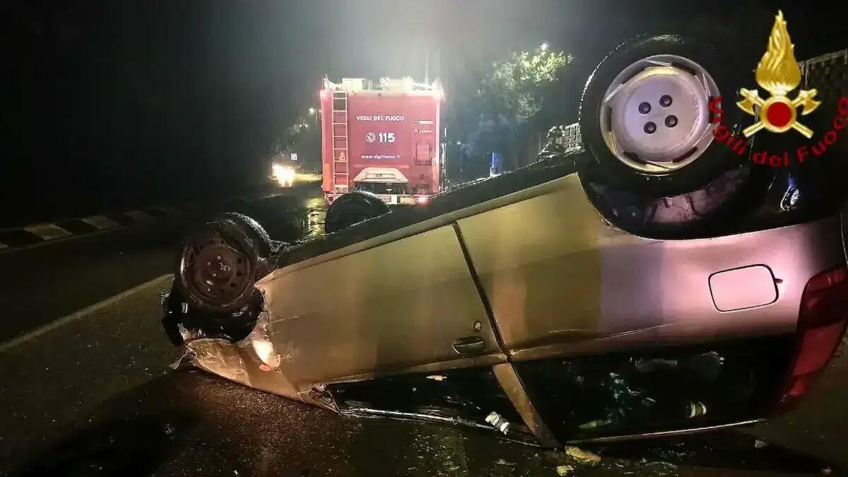 Perde il controllo dell’auto e finisce fuori strada: veicolo abbatte un autovelox e si ribalta - 