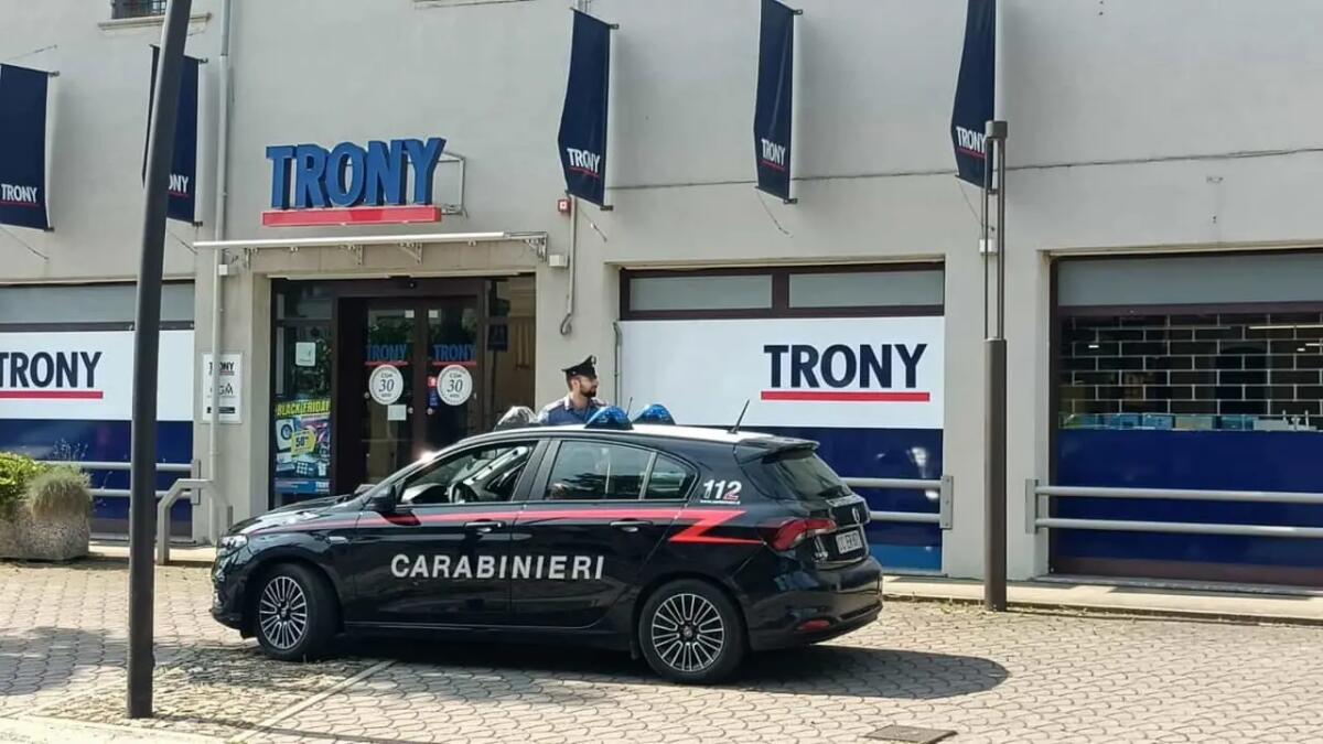 Spaccata con auto rubate al megastore Trony di Montagnana : bottino e danni per migliaia di euro - 