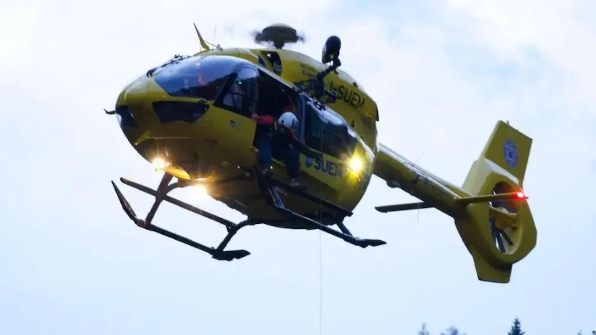 Esce di strada con la moto durante un tornante e precipita nel torrente d'acqua: grave un 17enne - 