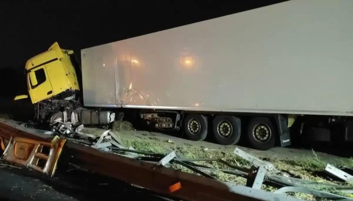 Tir finisce fuori strada sull'A4: feriti conducente e passeggero del mezzo pesante - 