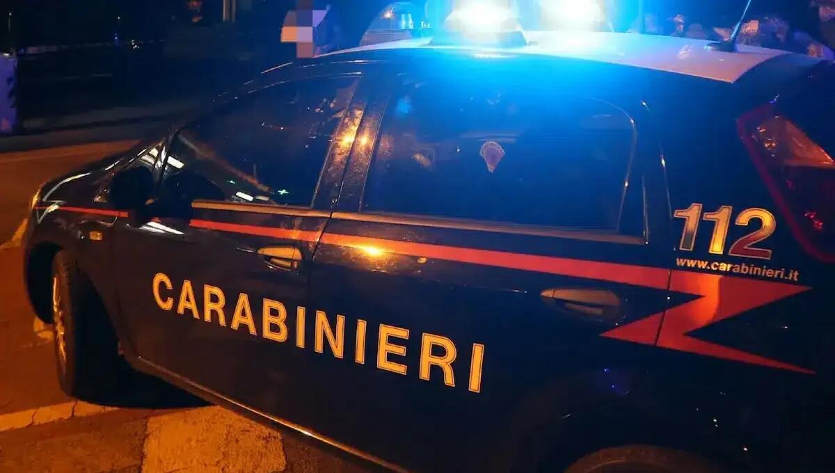 Lite tra due vicini finisce in tragedia, uno cade a terra e batte la testa: muore un 54enne - 