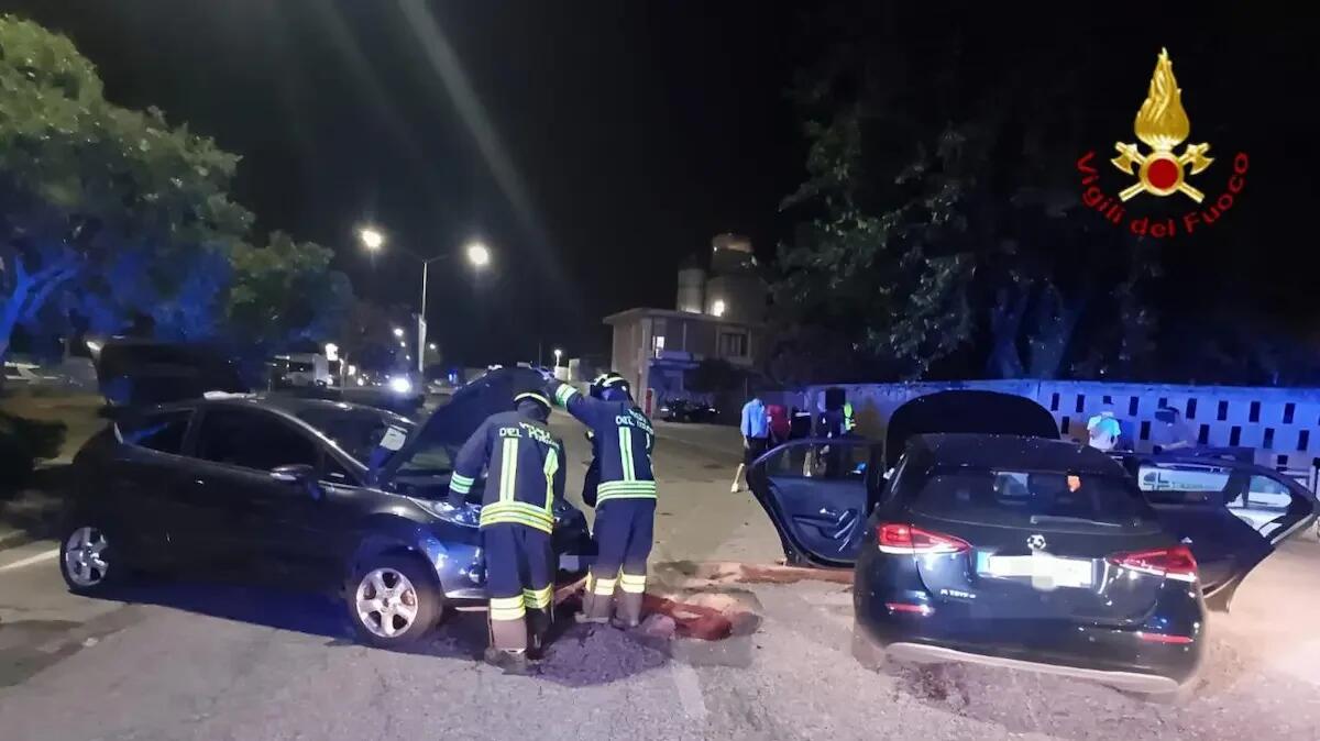 Schianto tra due auto nella notte: giovane donna estratta dal veicolo, due feriti - 