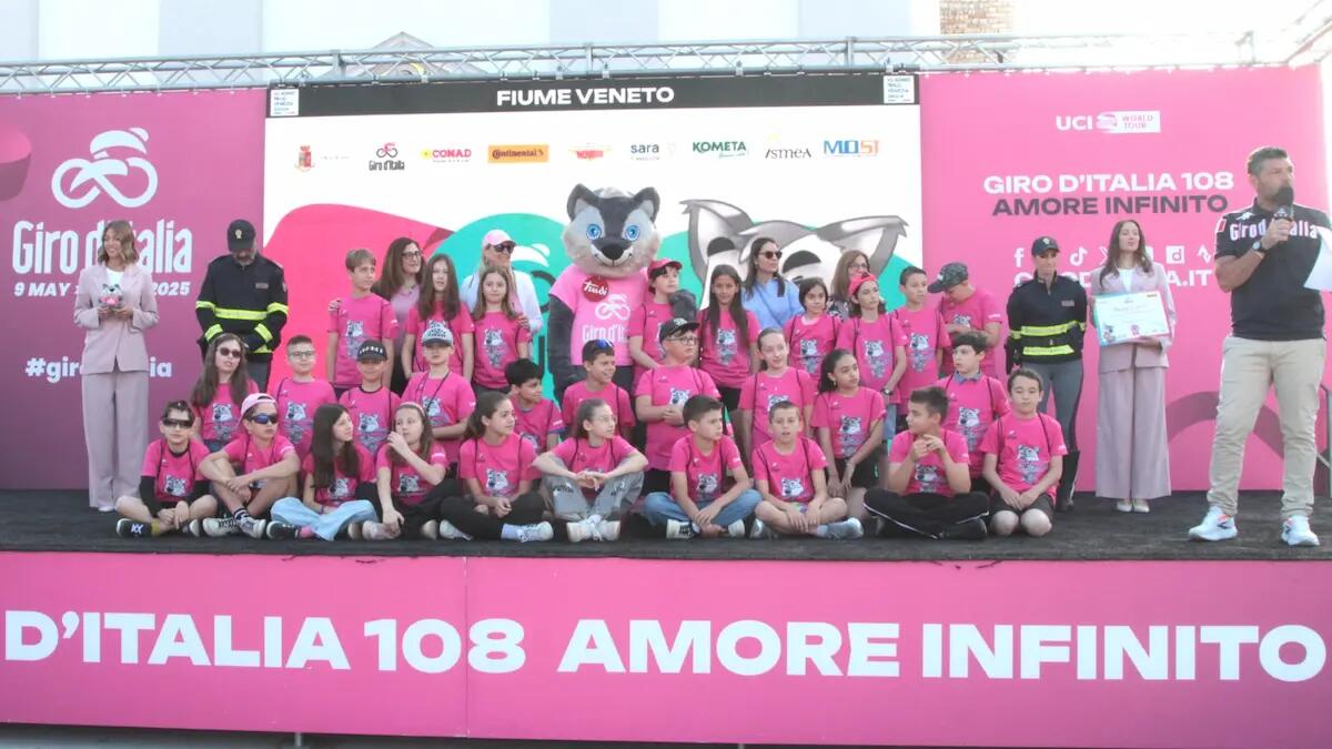 Fiume Veneto: le classi 5ª A e 5ª B protagoniste alla partenza del Giro d’Italia 2025 - 