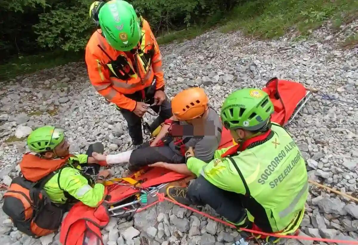 Infortunio durante un’escursione, uomo bloccato nei boschi: soccorso in elicottero - 