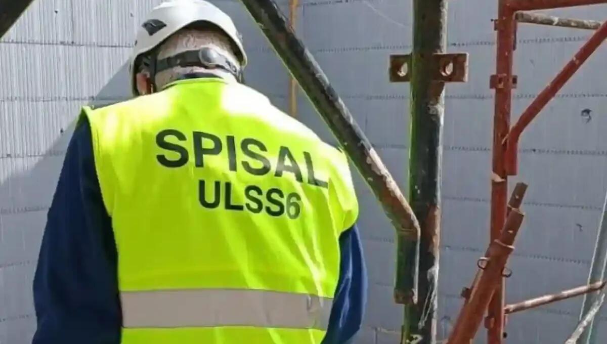 Tragedia in azienda, operaio travolto da una vasca di cemento: morto sul colpo - 