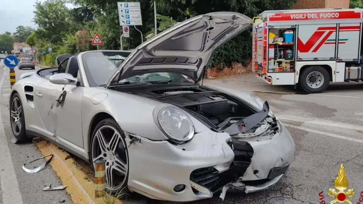 Traffico in tilt in pieno centro, violento schianto tra Porsche e Mini: un ferito trasportato in ospedale - 