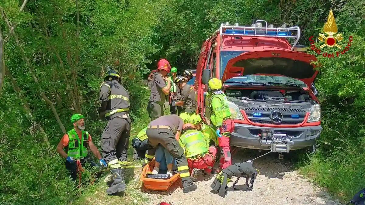Piomba con l'auto in un dirupo a Polcenigo: conducente ferita estratta dall'abitacolo - 