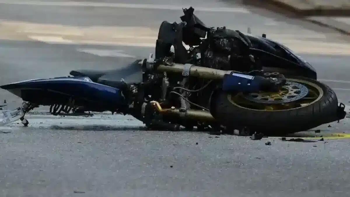 Scontro auto-moto: centauro sbalzato sull'asfalto viene investito da un'altra vettura e muore - 