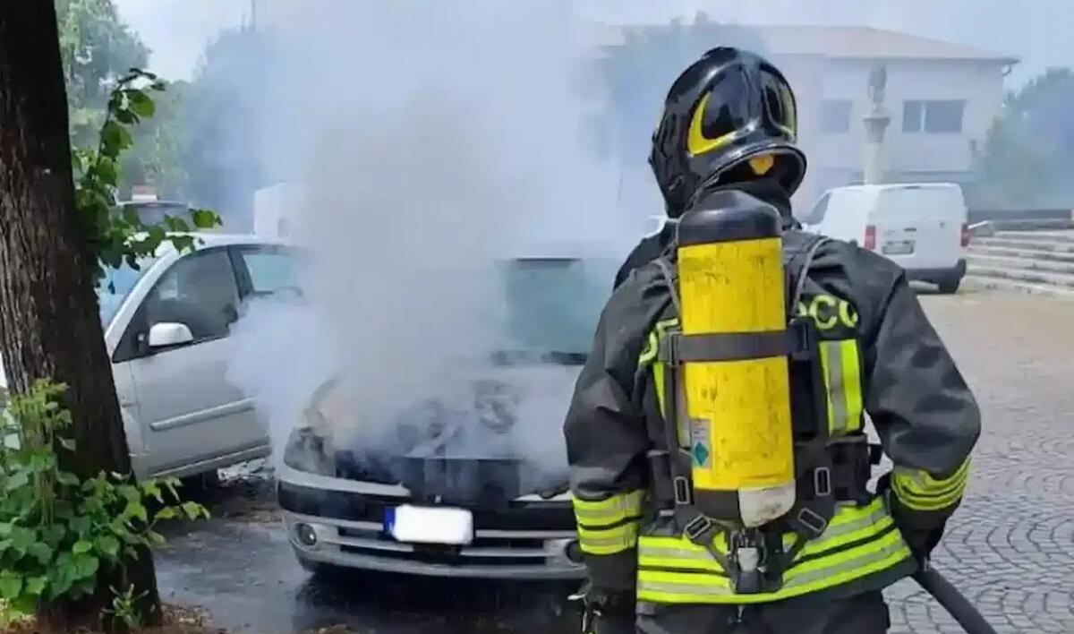 Auto a fuoco in pieno centro: fiamme domate prima che raggiungessero altre vetture - 