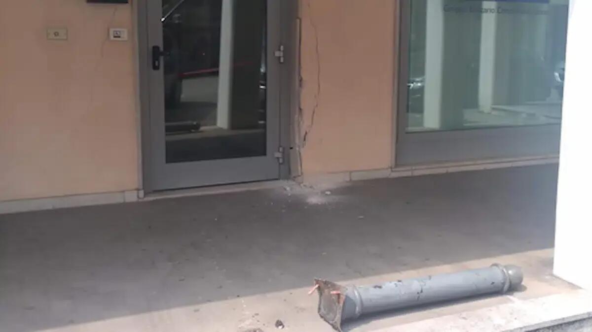 Sbaglia marcia e finisce con il Suv contro la banca: panico nella filiale, temevano l'effrazione - 