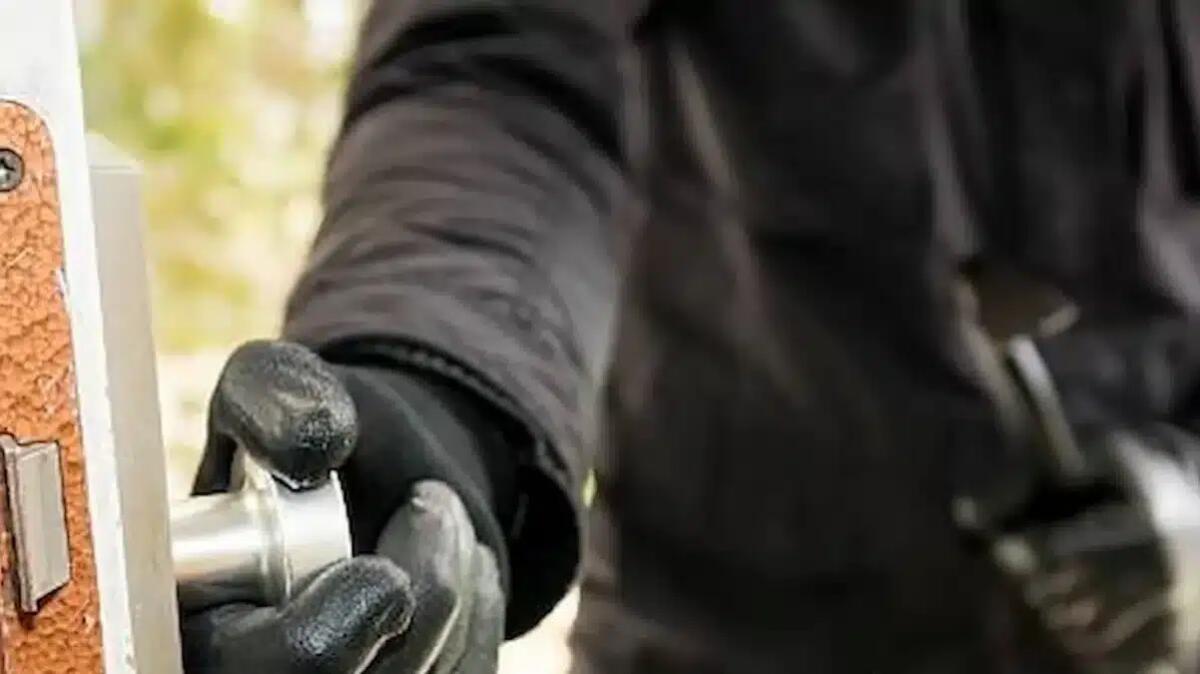 Ladri svaligiano casa senza lasciare segni di effrazione: scoperta choc del proprietario al rientro - 