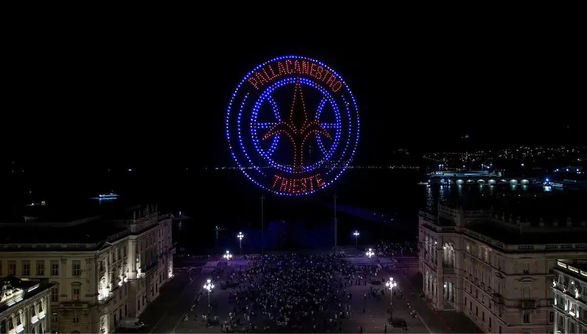 800 droni a illuminare Piazza Unità: lo spettacolo per il 40° anniversario del "Shattered Backboard" - 