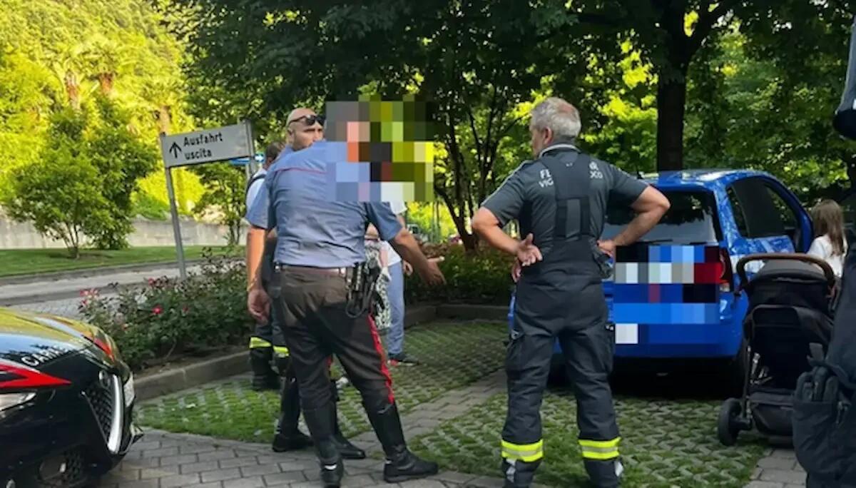 Bambino chiuso in auto: Vigili del Fuoco sfondano il finestrino - 