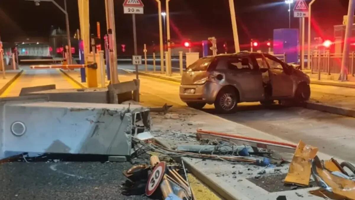 A tutta velocità si schianta contro il casello: cassa automatica distrutta. Cosa è successo al conducente. - 