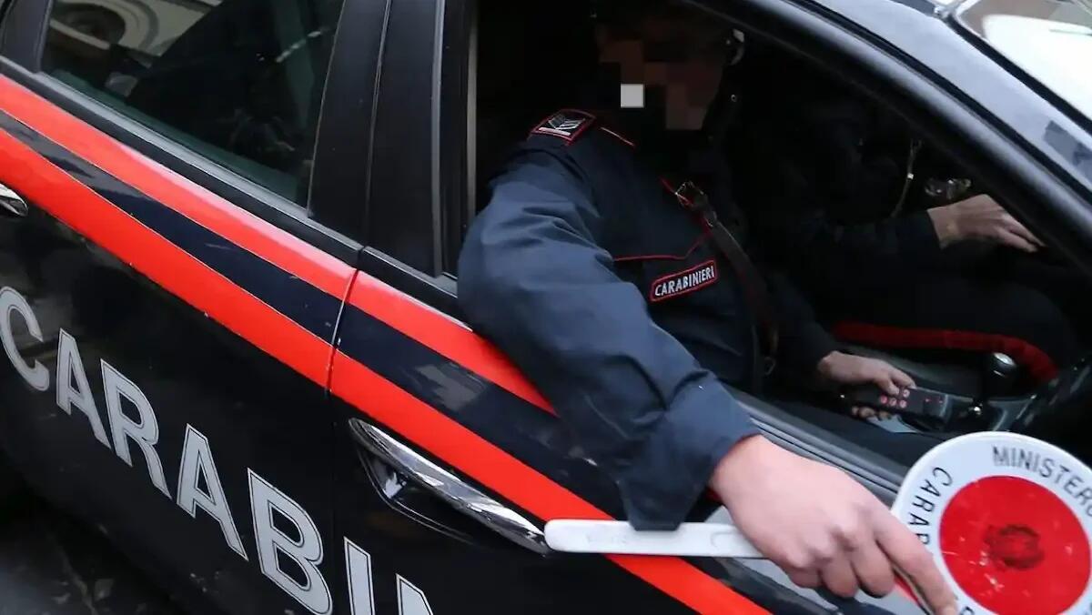 Un giovane alla fermata dell'autobus insospettisce i Carabinieri: è il 23enne evaso dai domiciliari - 