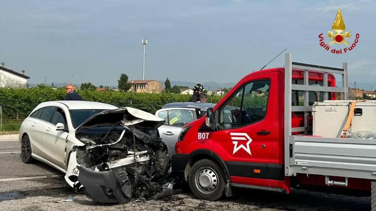 Violento schianto tra due auto e un furgone: feriti una mamma e un bambino di 2 anni - 
