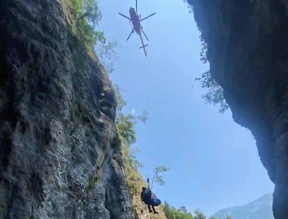 Tragedia sulla ferrata, un volo di 50 metri: escursionista precipita nel torrente e muore - 