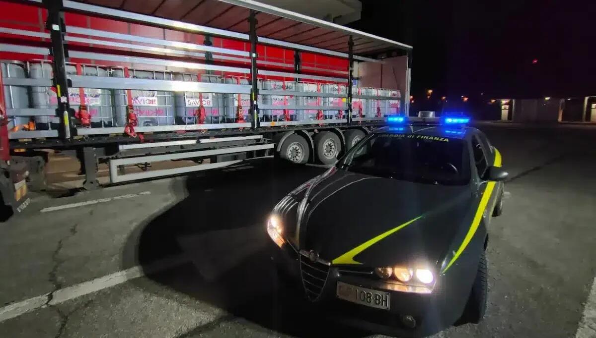 24mila litri di alcol spacciato per disinfettante per evitare le accise: denunciate tre persone - 