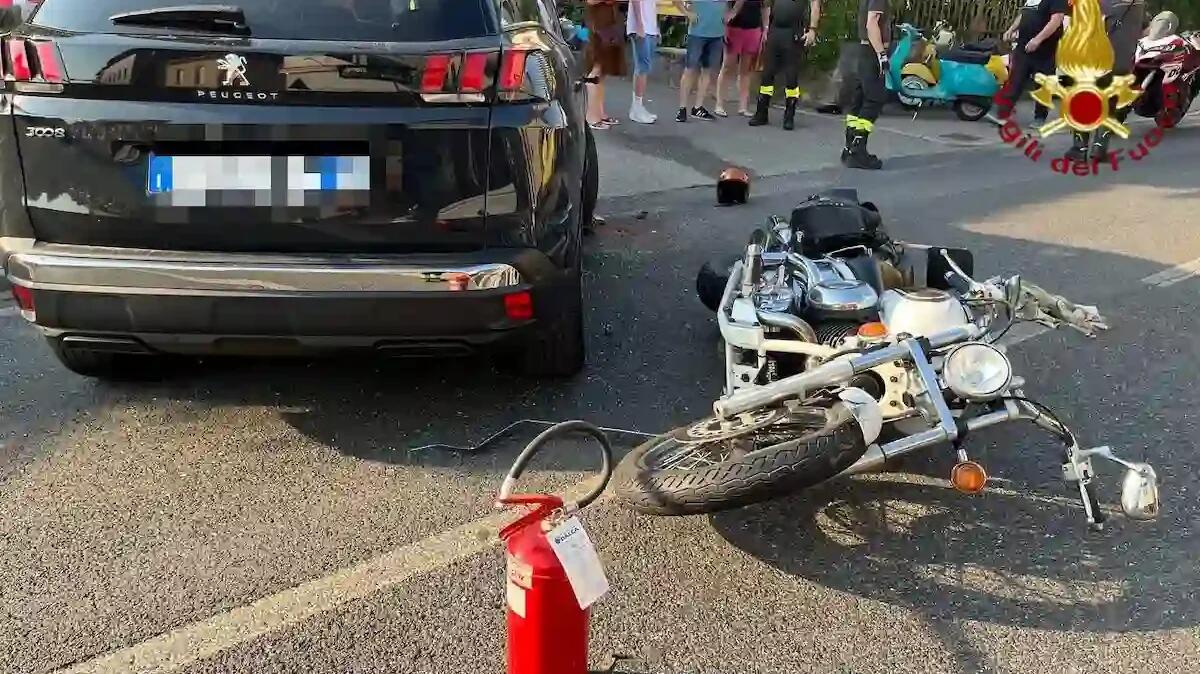 Violento scontro tra auto e moto in pieno centro: motociclista rimane intrappolato sotto il veicolo - 