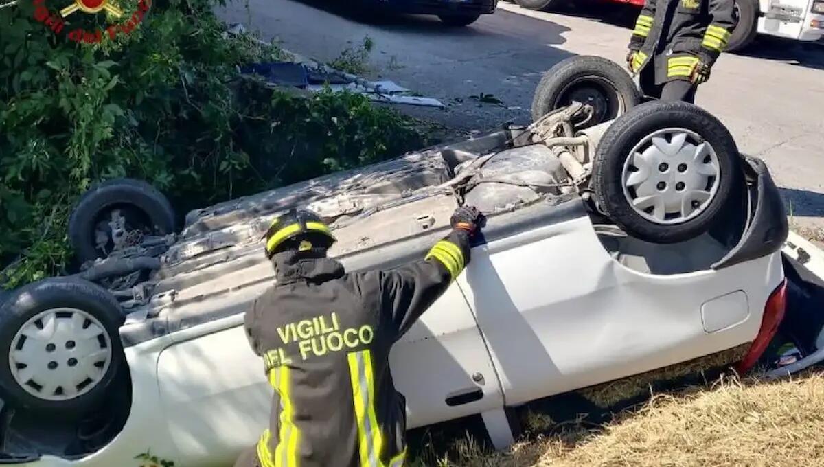 Finisce con l'auto rovesciata nel fosso: ferita una donna - 
